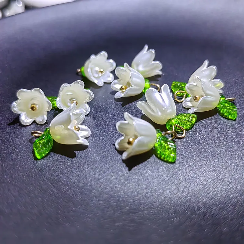 

10 шт. Подвески с белыми цветами, листьями, аксессуары, запчасти «сделай сам», серьги, браслеты, ювелирные изделия, поставка брелоков ручной работы, подвески 0724