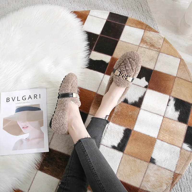 Fashion Metal Letter Design Plush Shoes Women Winter Outdoor Plush Platform Shoes Slip-on Flats Warm Faux Fur Large Women Shoes