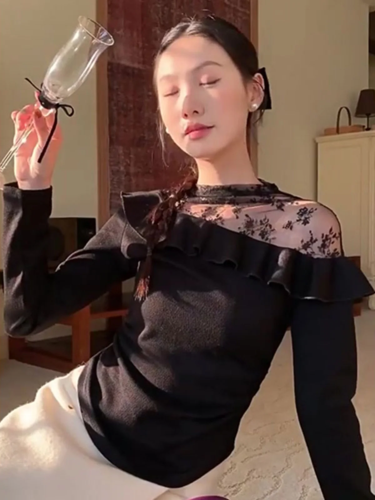 Вязаный топ с открытыми плечами и кружевной строчкой во французском стиле