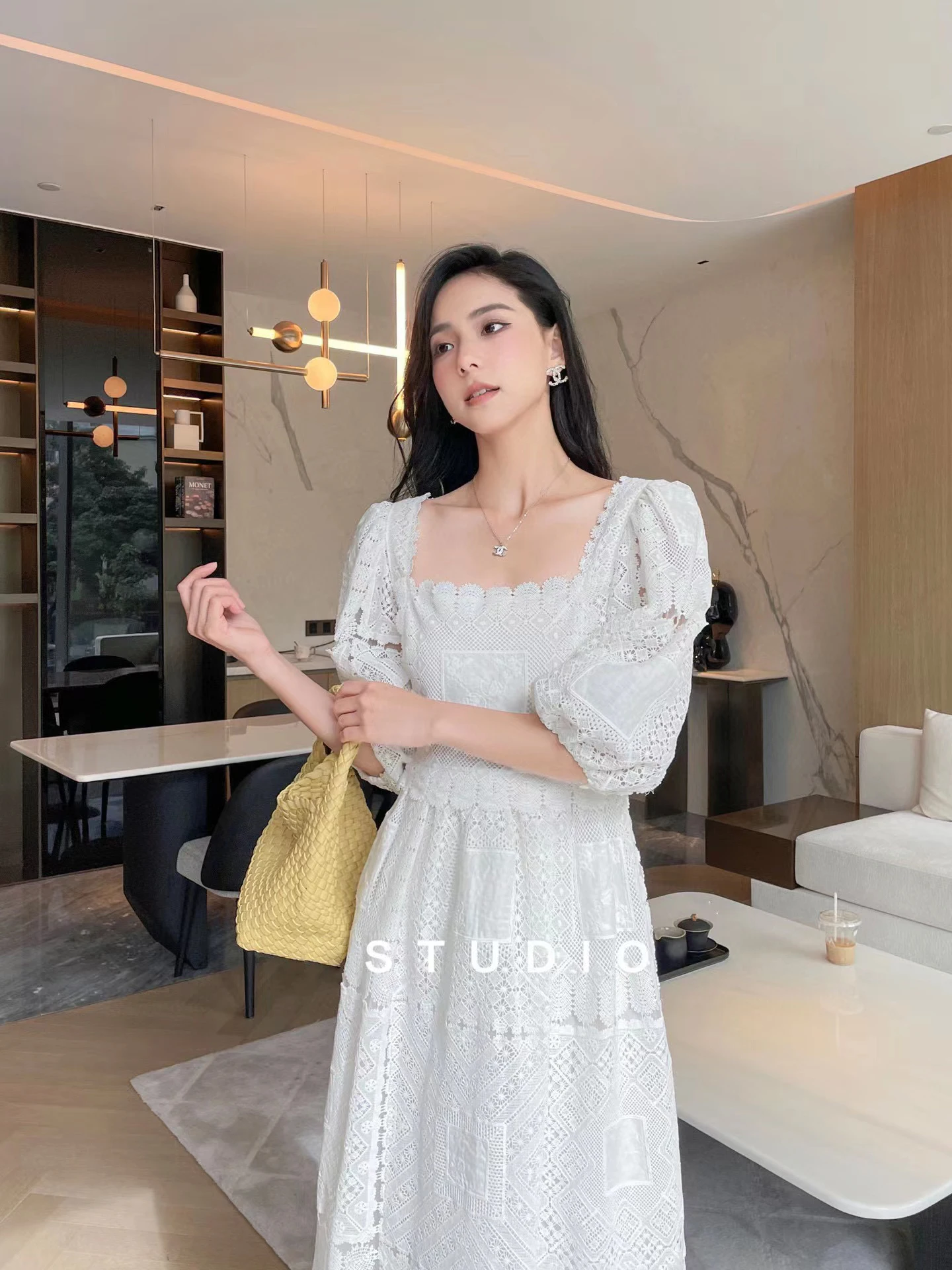 

Высококачественное элегантное кружевное платье средней длины с коротким рукавом