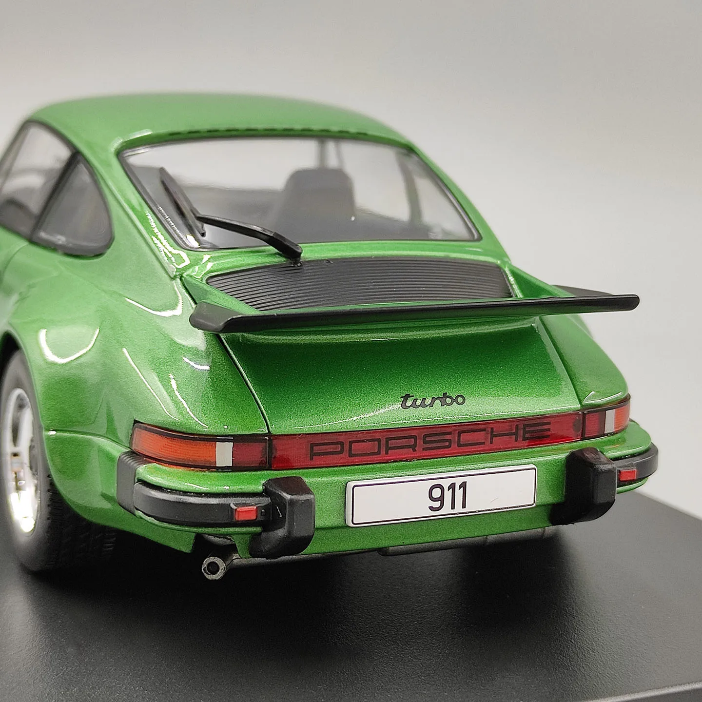WHITEBOX Масштаб 1:24, литая модель Porsche 911 Turbo 930 из сплава, классические игрушечные автомобили, ностальгия, подарки для взрослых, сувенир, статичная модель для демонстрации. (art.: 3920dcabda3da) - 3920dcabda3da