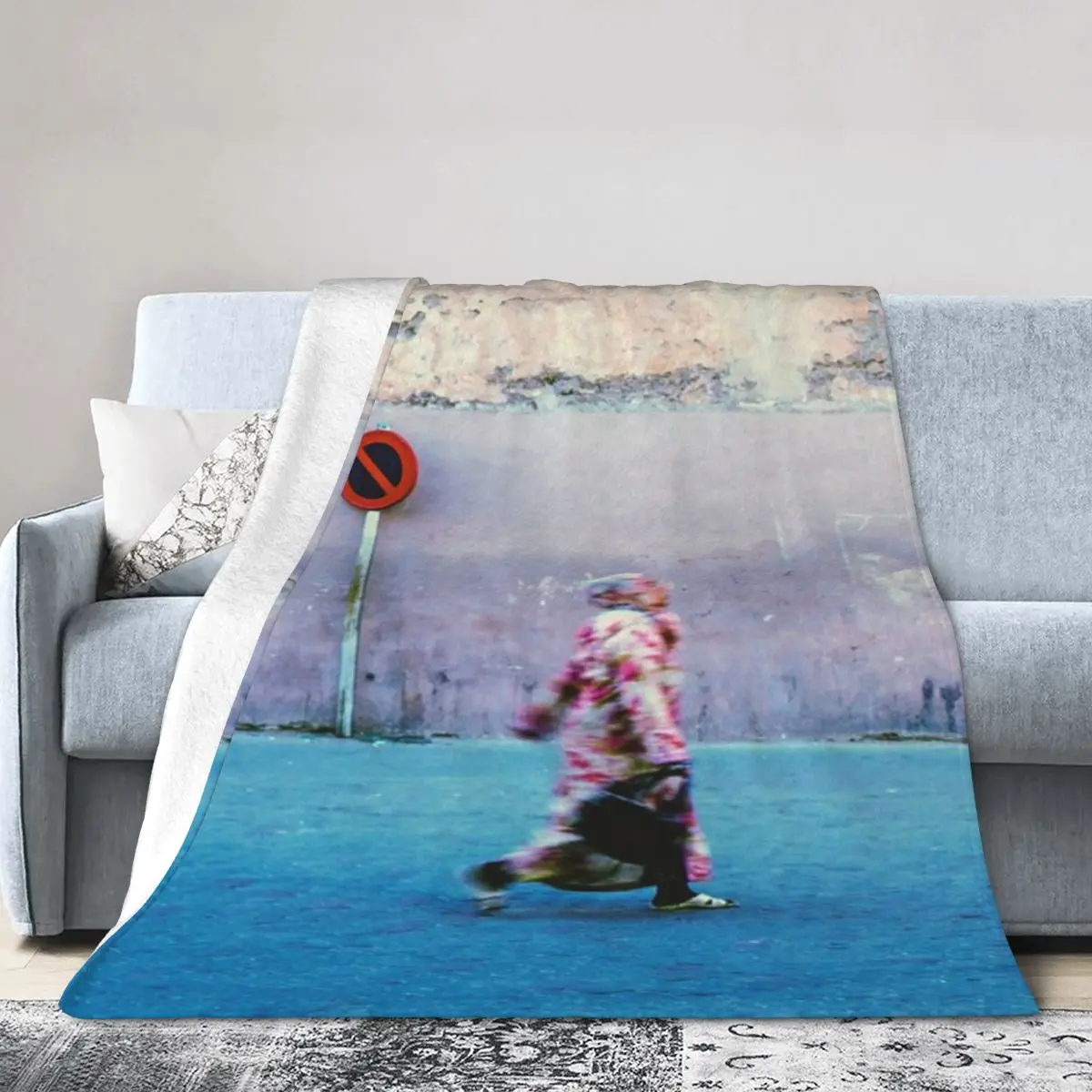 Женщина на улице Марракеч Марокко ультрамягкое одеяло из микрофлиса