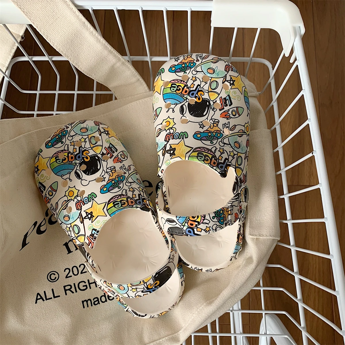 2022 New Summer Couple Cute Graffiti Baotou Beach Shoes Non-slip Adult Soft Cute Sandals Indoor and Outdoor Deodorant Soft Botto