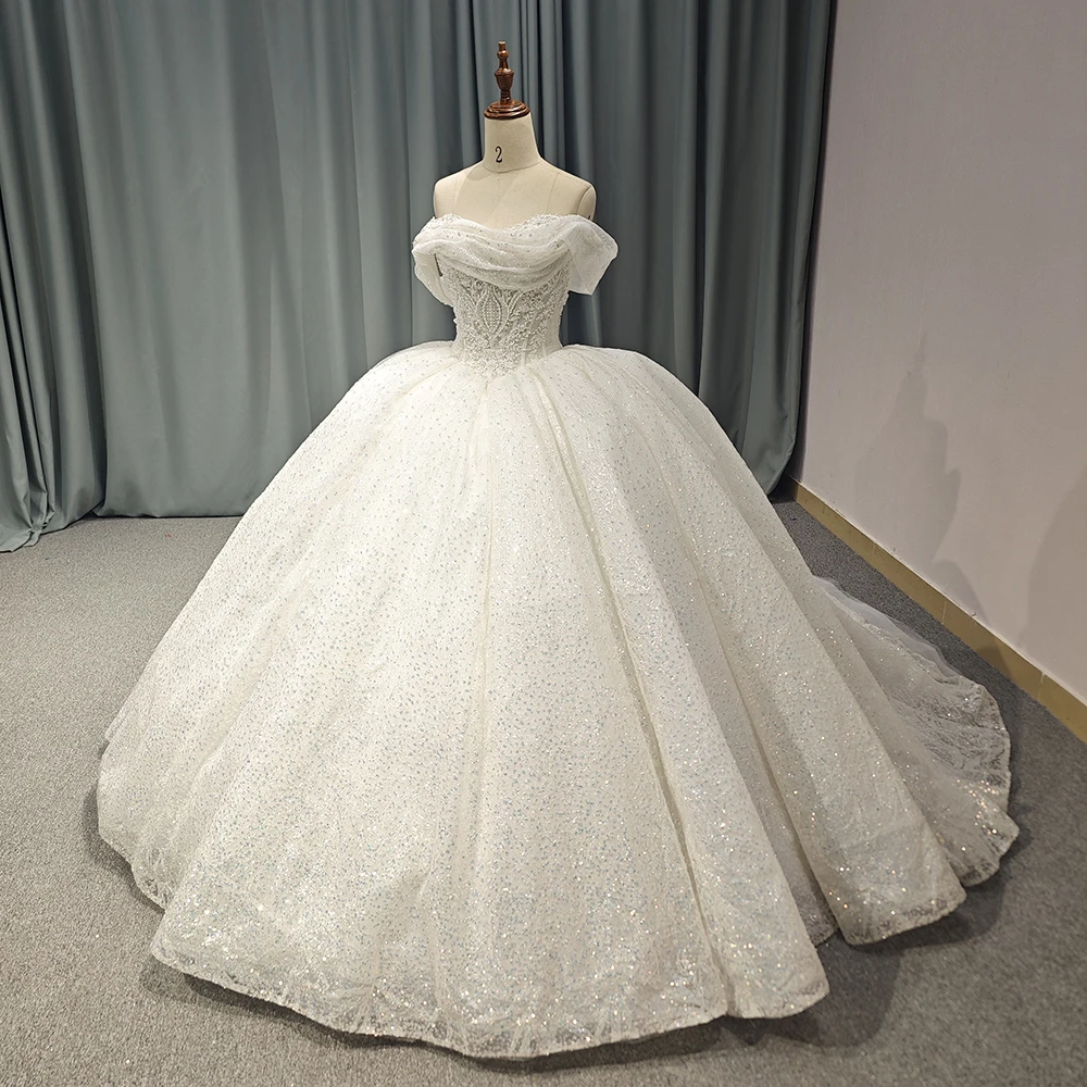 Женское вечернее платье без бретелек белое с блестками и вырезом сердечко 15