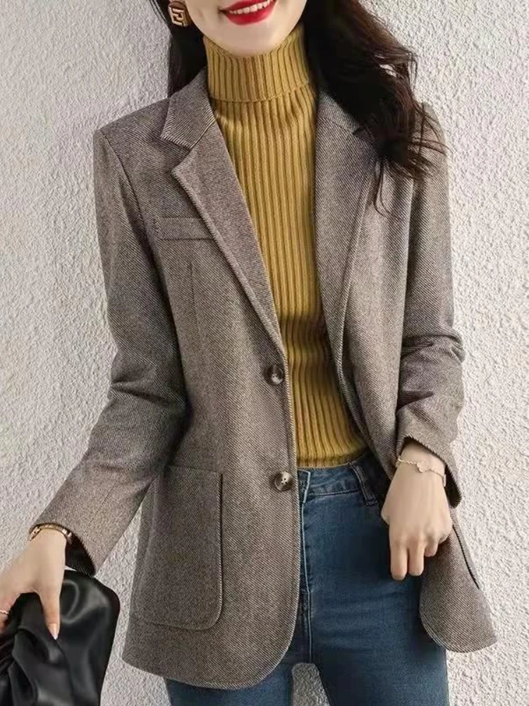 Рисунок 3 - Женский блейзер с отложным воротником