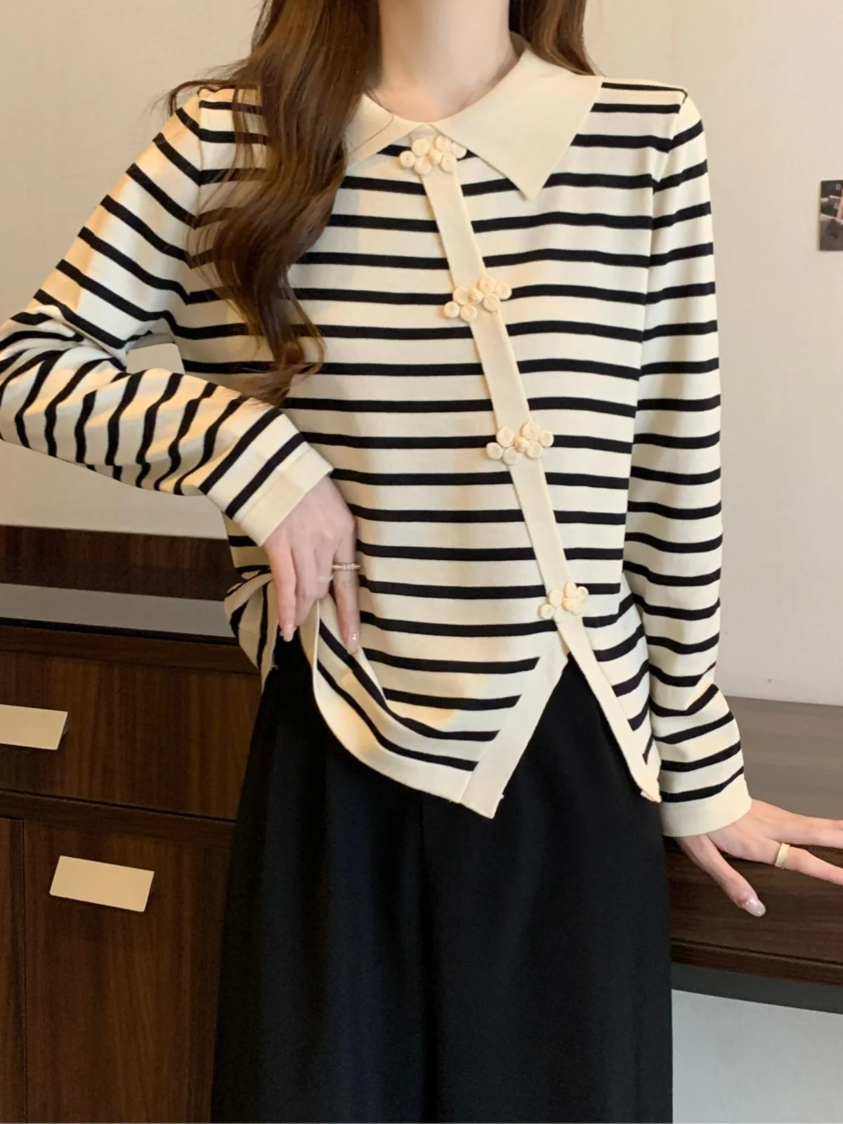 Женская трикотажная нижняя рубашка в полоску с нерегулярным разрезом стиле