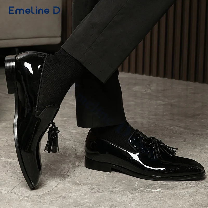 Черные лоферы из лакированной кожи с кисточками простые однотонные кожаные