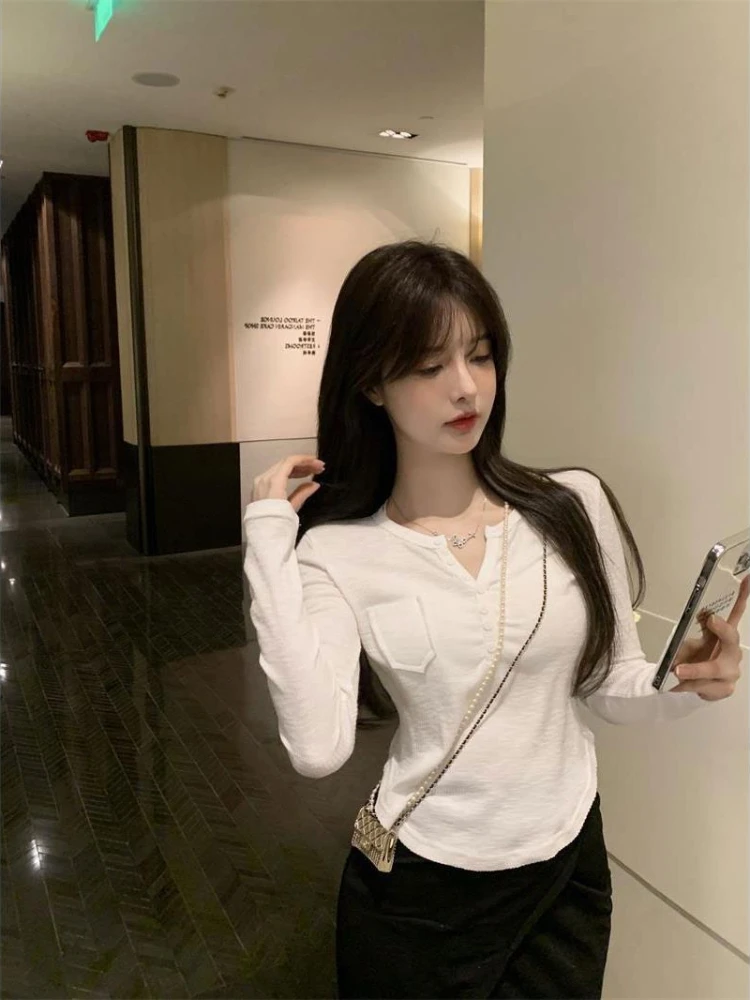 Одежда женские топы с V-образным вырезом простые приталенные футболки 2024 серая