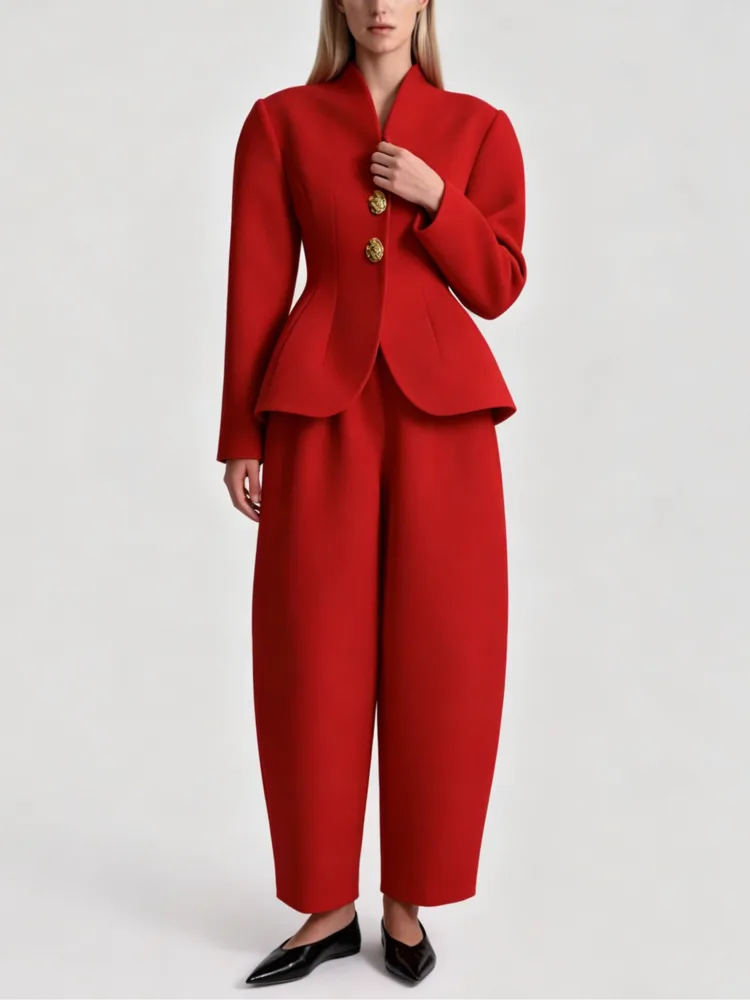 Фото Новый женский костюм-двойка Laru 2026: пиджак с V-образным вырезом и баской, брюки с зауженными штанинами, золотые пуговицы, приталенный крой, элегантный деловой офисный наряд №3