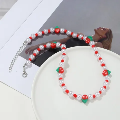 Простое модное маленькое свежее и сладкое нишевое дизайнерское INS красивое ожерелье ручной работы с бусинами в виде клубники популярное женское темпераментное ожерелье