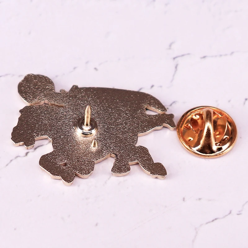 Эмалированная брошь в виде головы животного