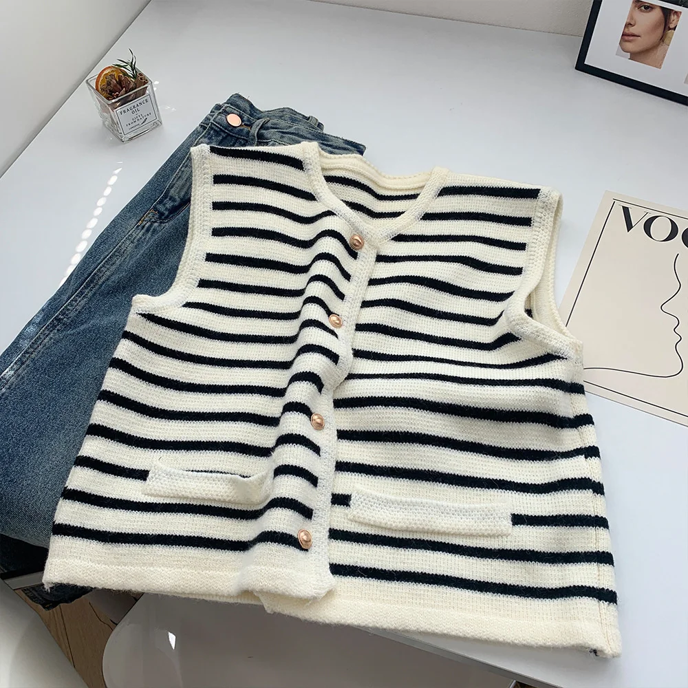 

Women's Striped Knitted Vest Spring Autumn Fashion O-Neck Sleeveless Sweater French Elegant Gold Buckle All-Match Cardigan Top