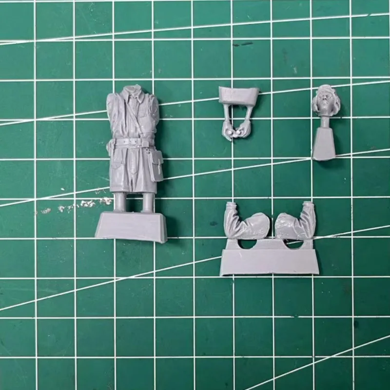 Миниатюрная фигурка из смолы Kit
