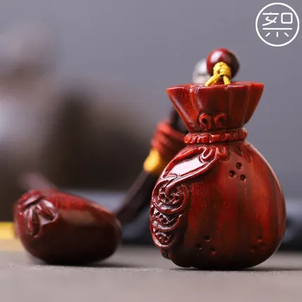 

Изысканный кулон Guan Gong из розового дерева с маленькими листьями