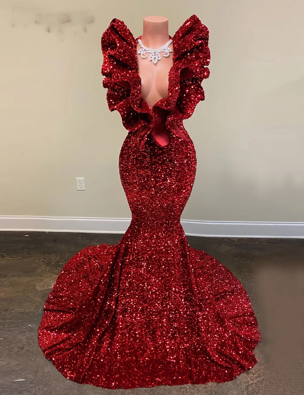 

Stunning Burgundy Mermaid Prom Dresses Sexy V Neck Ruffles Sleeveless Evening Gowns Sweep Train Celebrity Wedding Party Robes