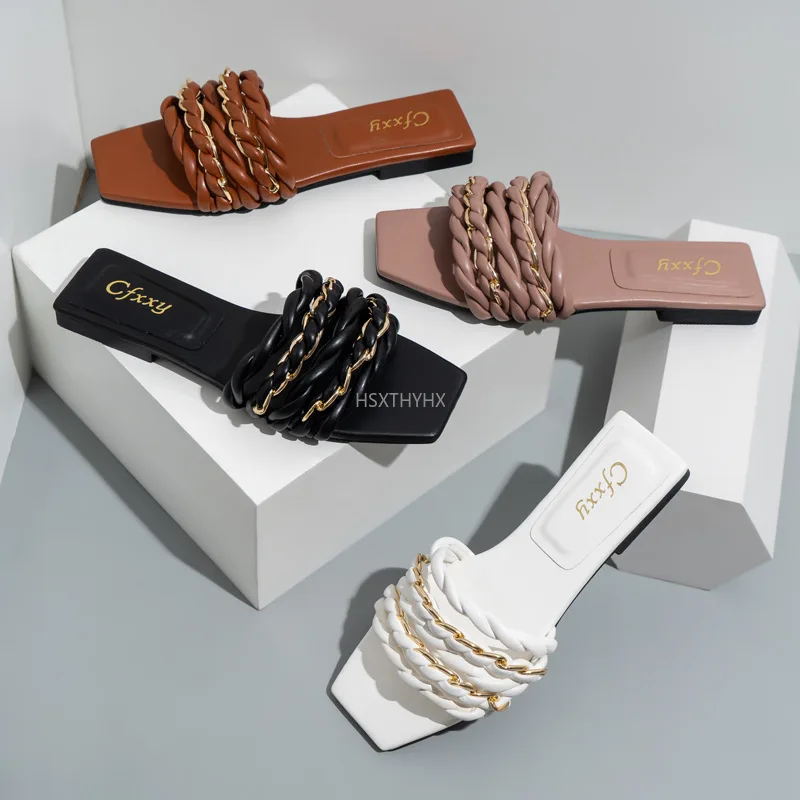 

Шлепанцы женские плетеные, повседневные сандалии на плоской подошве, без застежки, украшение цепочкой, дизайнерские тапочки, размеры 37-42, ле...