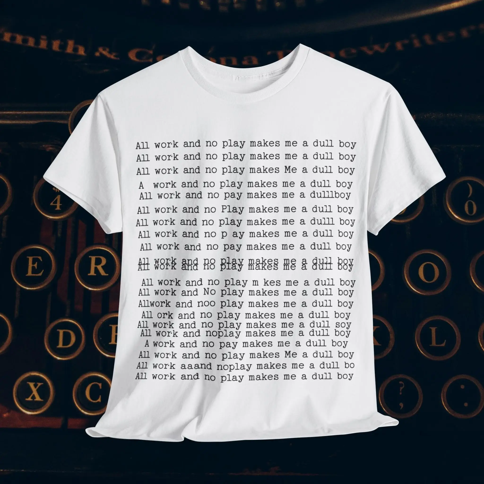 Футболка унисекс с цитатой Все работа и не играет сияющая пишущая машинка ужасов