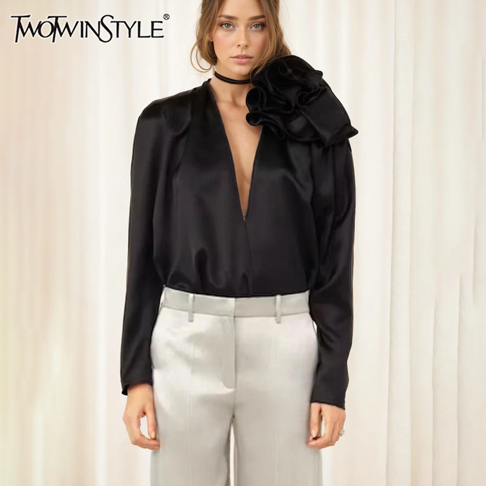 Женская блузка с аппликацией TWOTWINSTYLE белая однотонная составного кроя V-образным