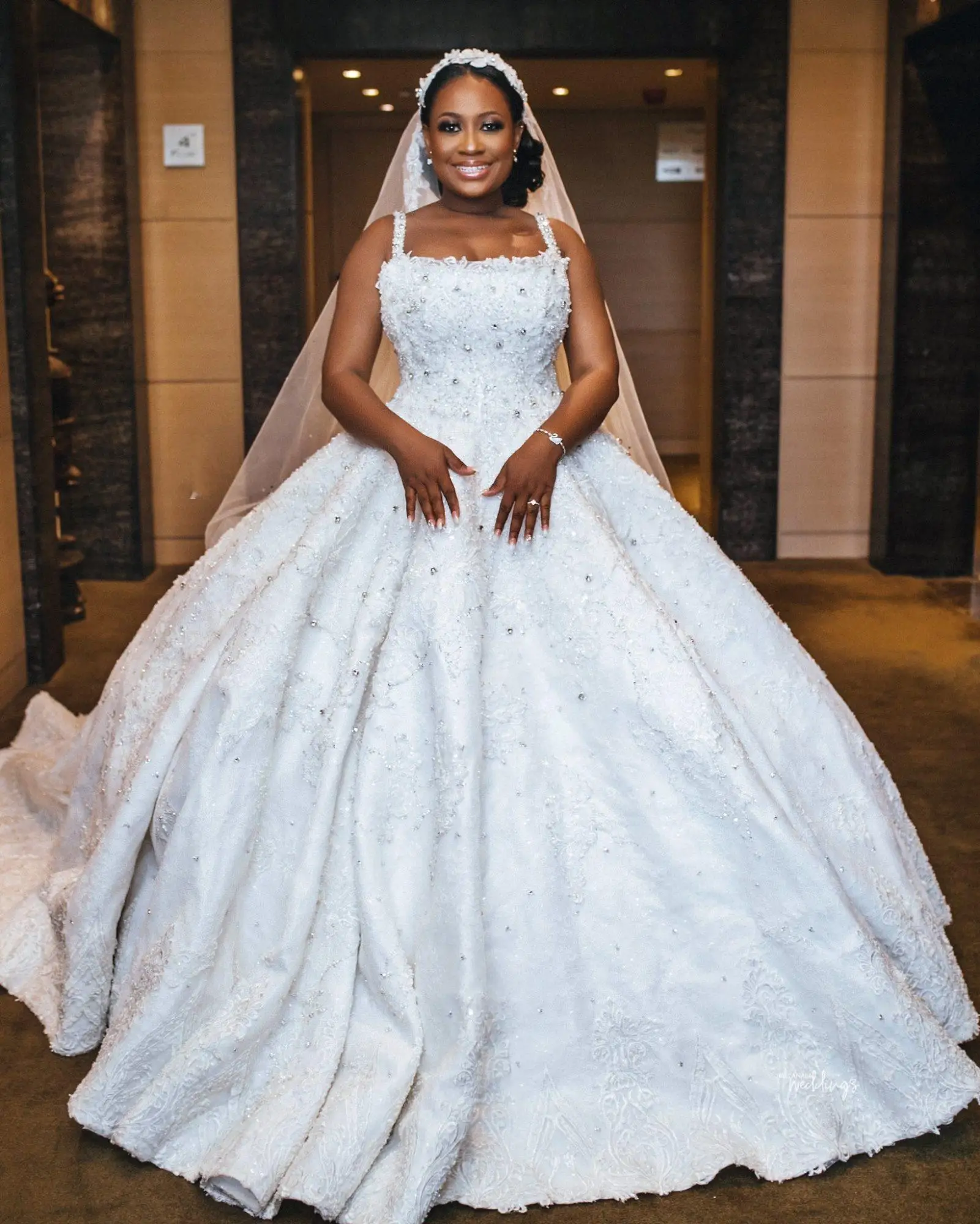 

Classic Spaghetti Straps Ballgown Wedding Dresses with Lace and Beads Chapel Train Puffy African Bridal Gowns