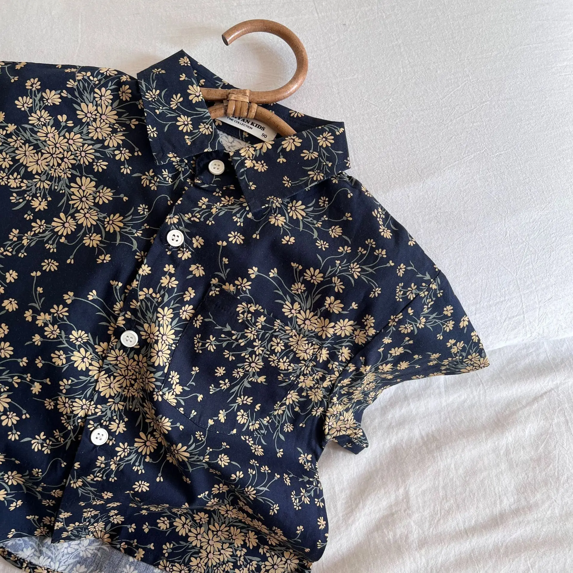 

Детская летняя рубашка с коротким рукавом и цветочным принтом