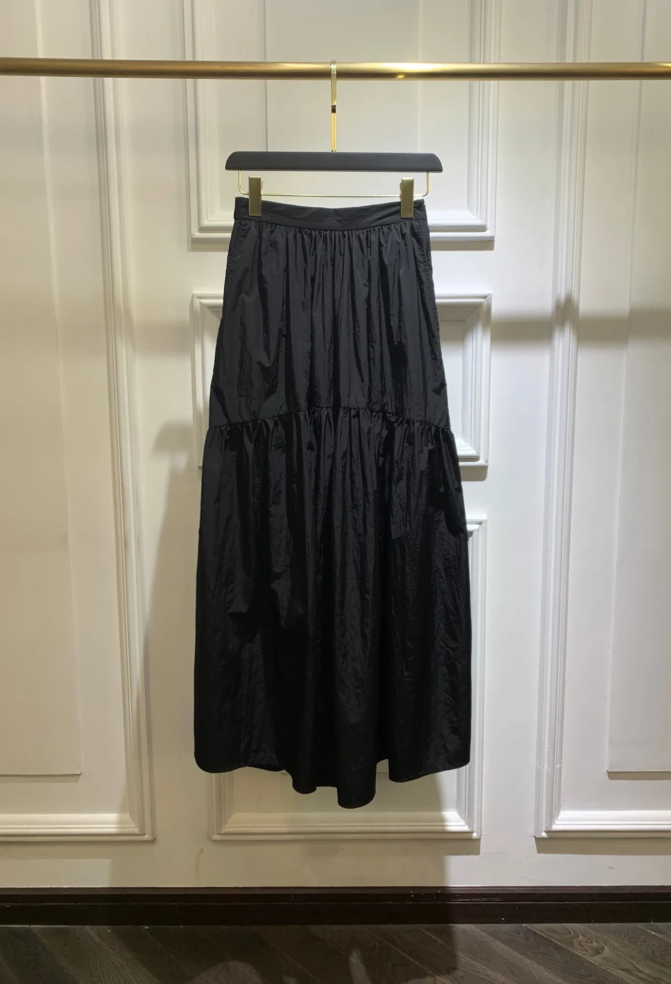 

Женская юбка средней длины, яркая и элегантная, с холодным ветром, осень 2023