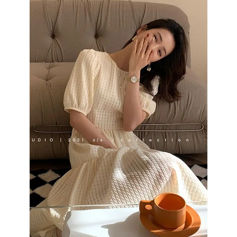 

Платье Персиковое средней длины, с коротким рукавом и высокой талией