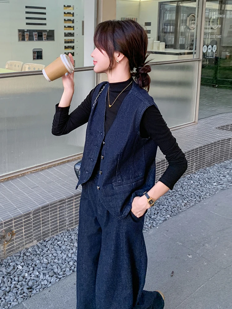 Синий джинсовый жилет прямые широкие брюки комплект из двух предметов женский