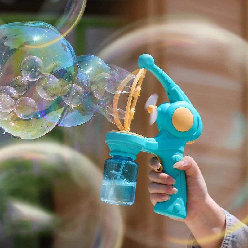 Пузыри из Bubble машины и ребенок