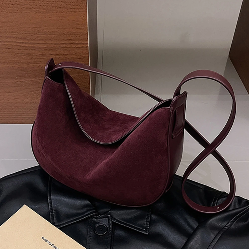 Женская замшевая сумка на плечо однотонная в форме полумесяца через с магнитной