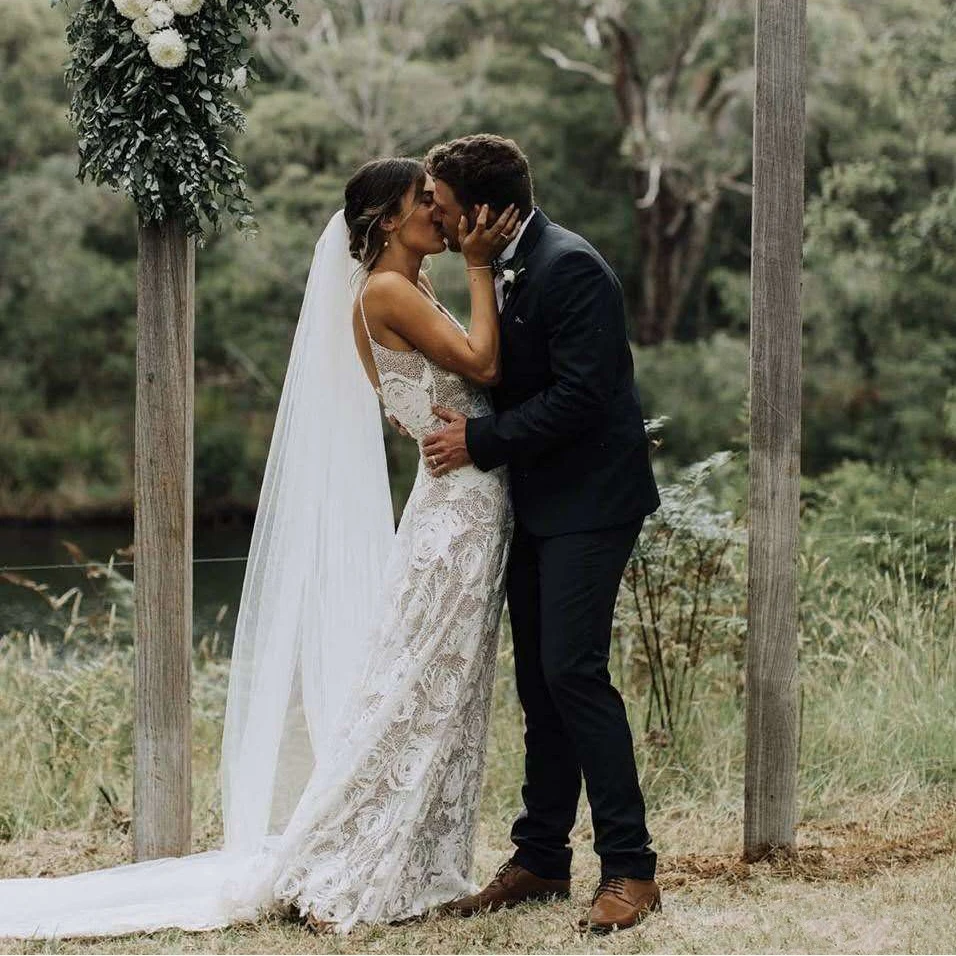 

Romantic France Lace Boho Beach Wedding Dress 2022 Sexy Backless Spaghetti Straps Vestido de Noiva Vintage Bohemian Wedding Gown