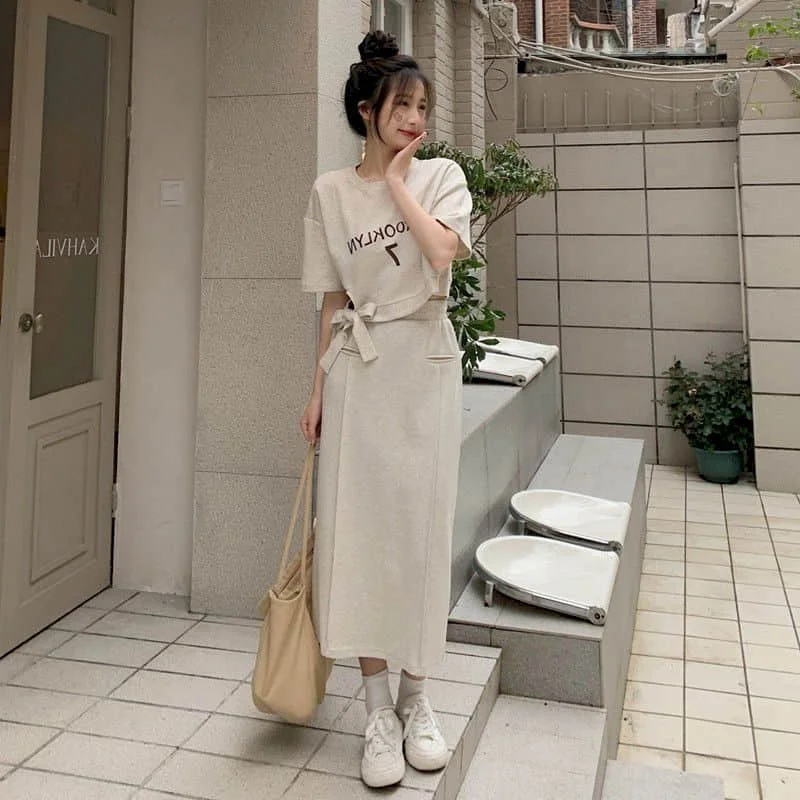 Женский комплект из футболки с круглым вырезом и однотонной юбки до середины