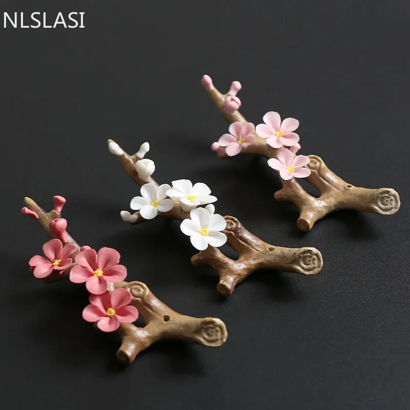 Miniornamento de cerámica con forma de flor de ciruelo para mascota, accesorios de mesa de té, arte de escritorio, artesanía hecha a mano