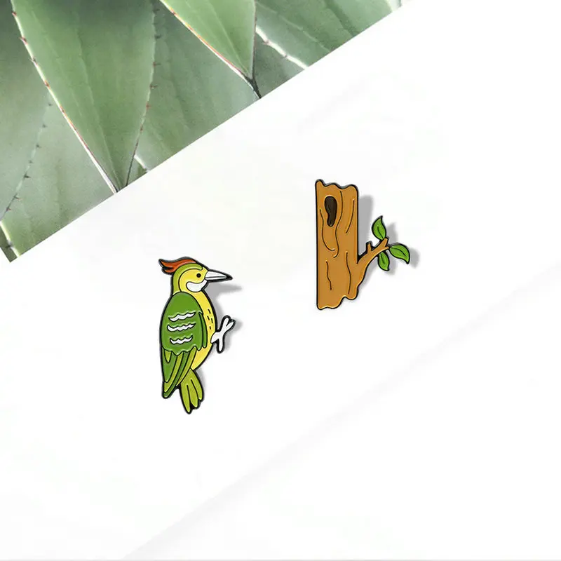 

10 PCS / LOT Forest Animal Enamel Pins Monkey Banana Squirrel Pine Cones Woodpecker Trunk Brooch Lapel Badge Bag Jewelry