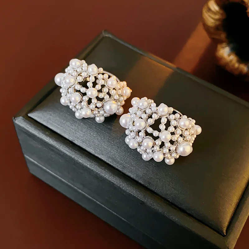 Ассиметричные металлические жемчужные серьги в европейском и американском