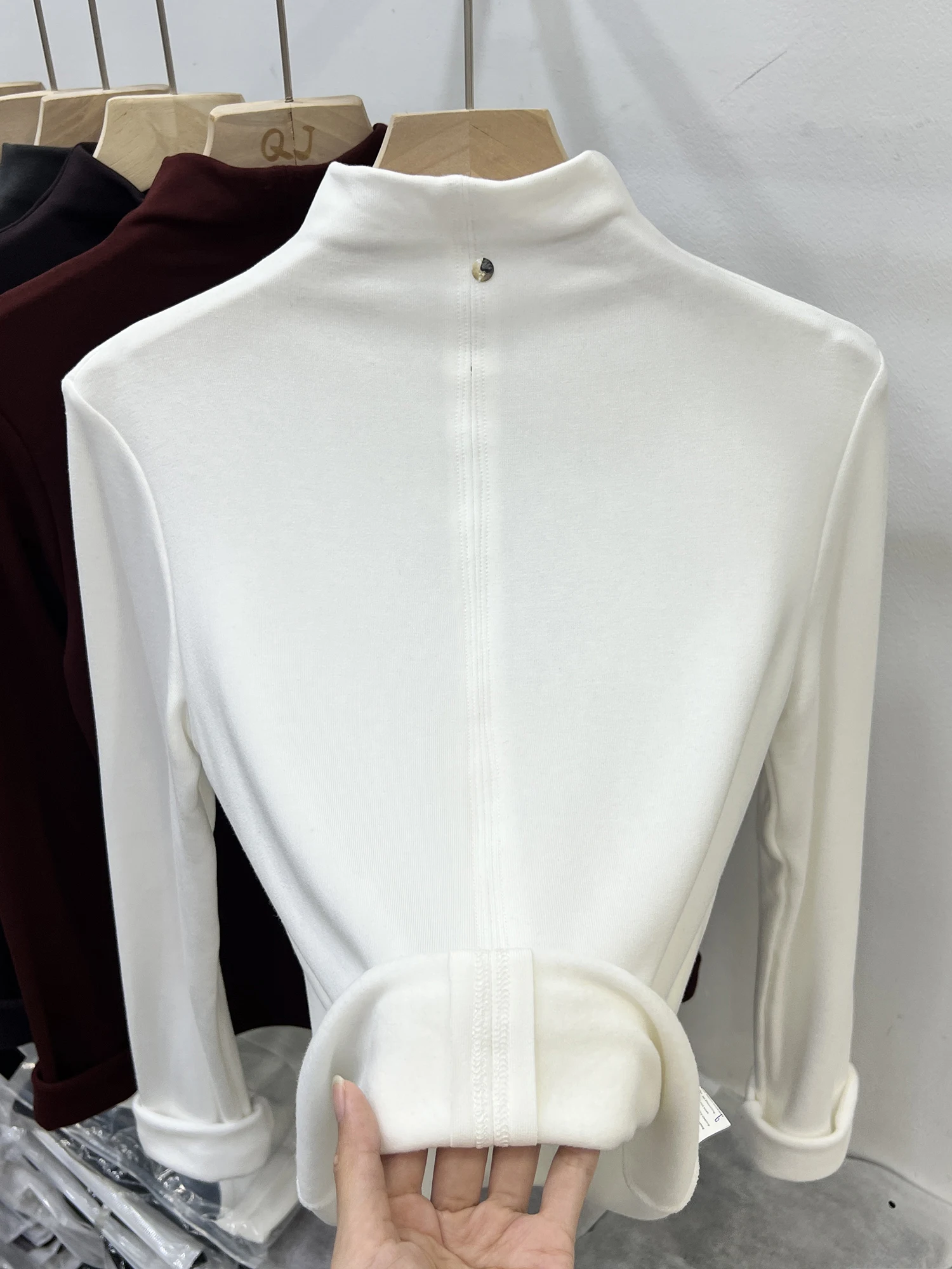 Высококачественная серая трикотажная рубашка с высоким воротником и длинными