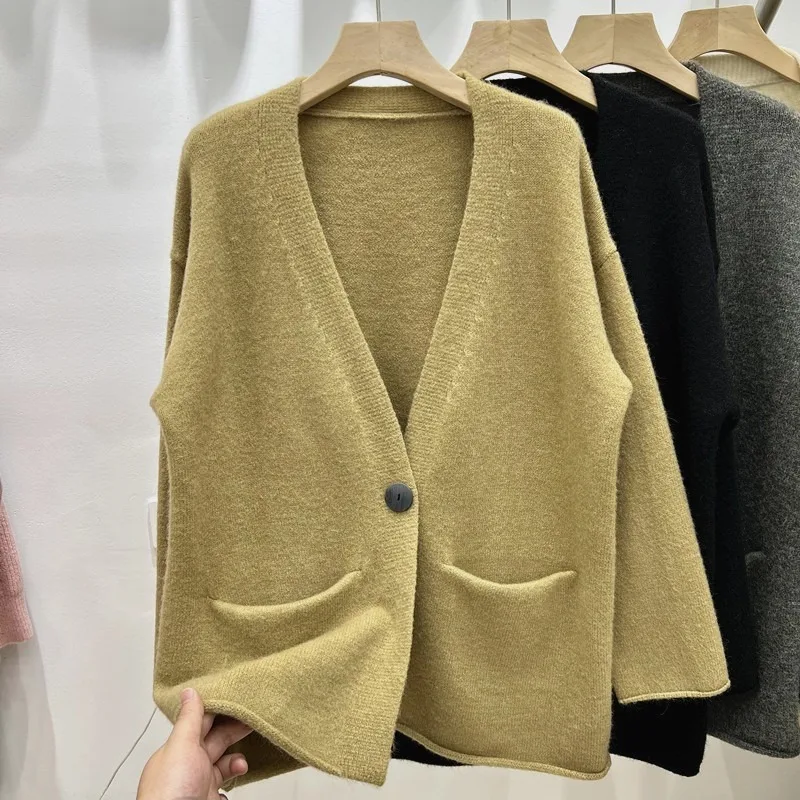 

Женский вязаный кардиган с V-образным вырезом