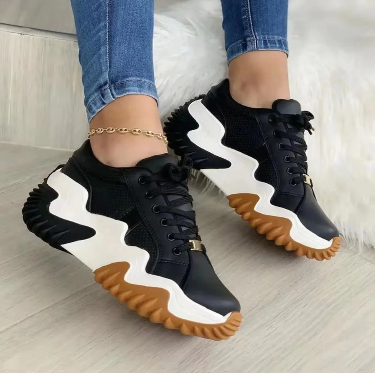 

Lace-up Run Sports Shoes Woman Creepers Female Casual Flats Metal Decor Tenis Feminino Plus Size Spring Women Sneakers