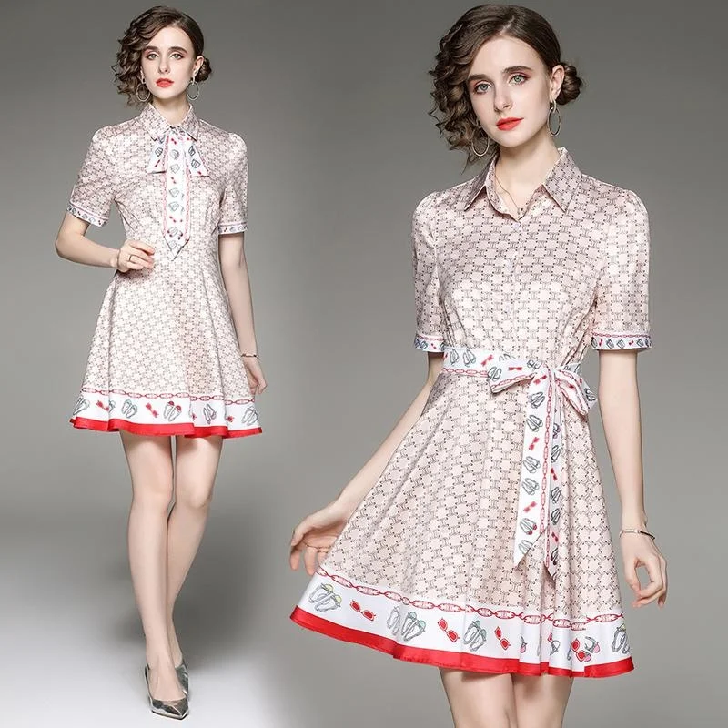 

Женское однобортное платье-футболка с коротким рукавом и цветочным принтом