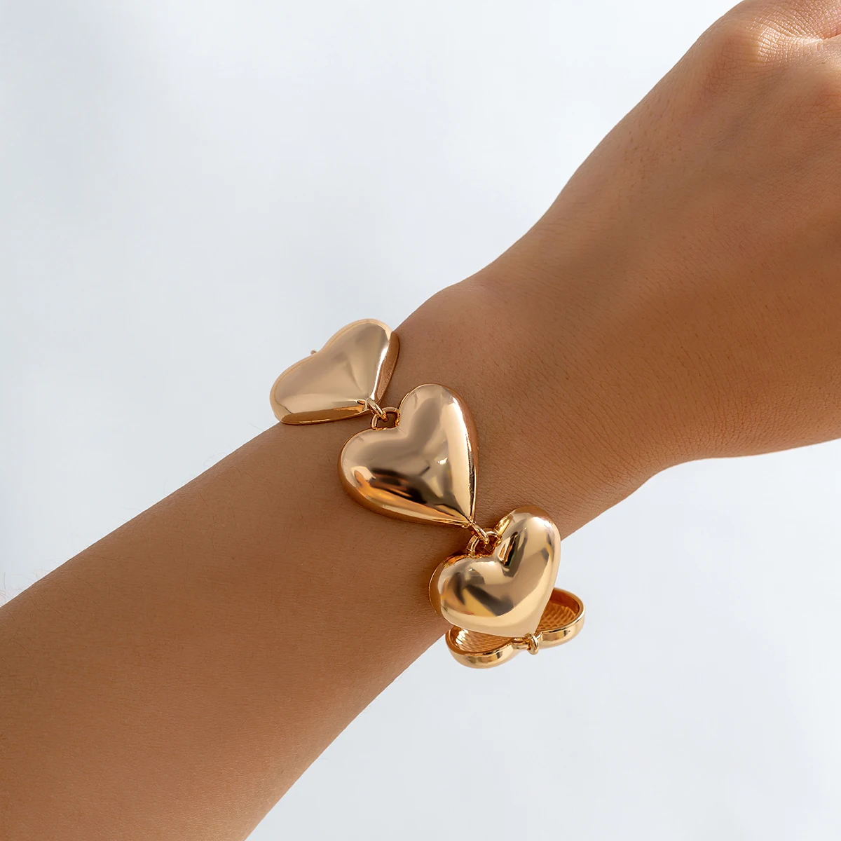 

Salircon Gothic Exaggerated Smooth Big Heart Chain Bracelet Fashion Elegant Bracelet Wedding Party For Women Jewelry