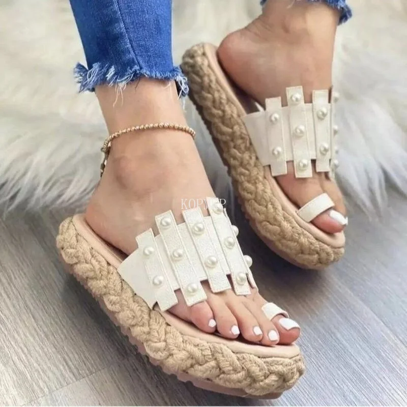 

Женские плетеные сандалии на плоской платформе, босоножки на танкетке с открытым носком, соломенные шлепанцы с жемчугом, размеры 36-43, для ле...