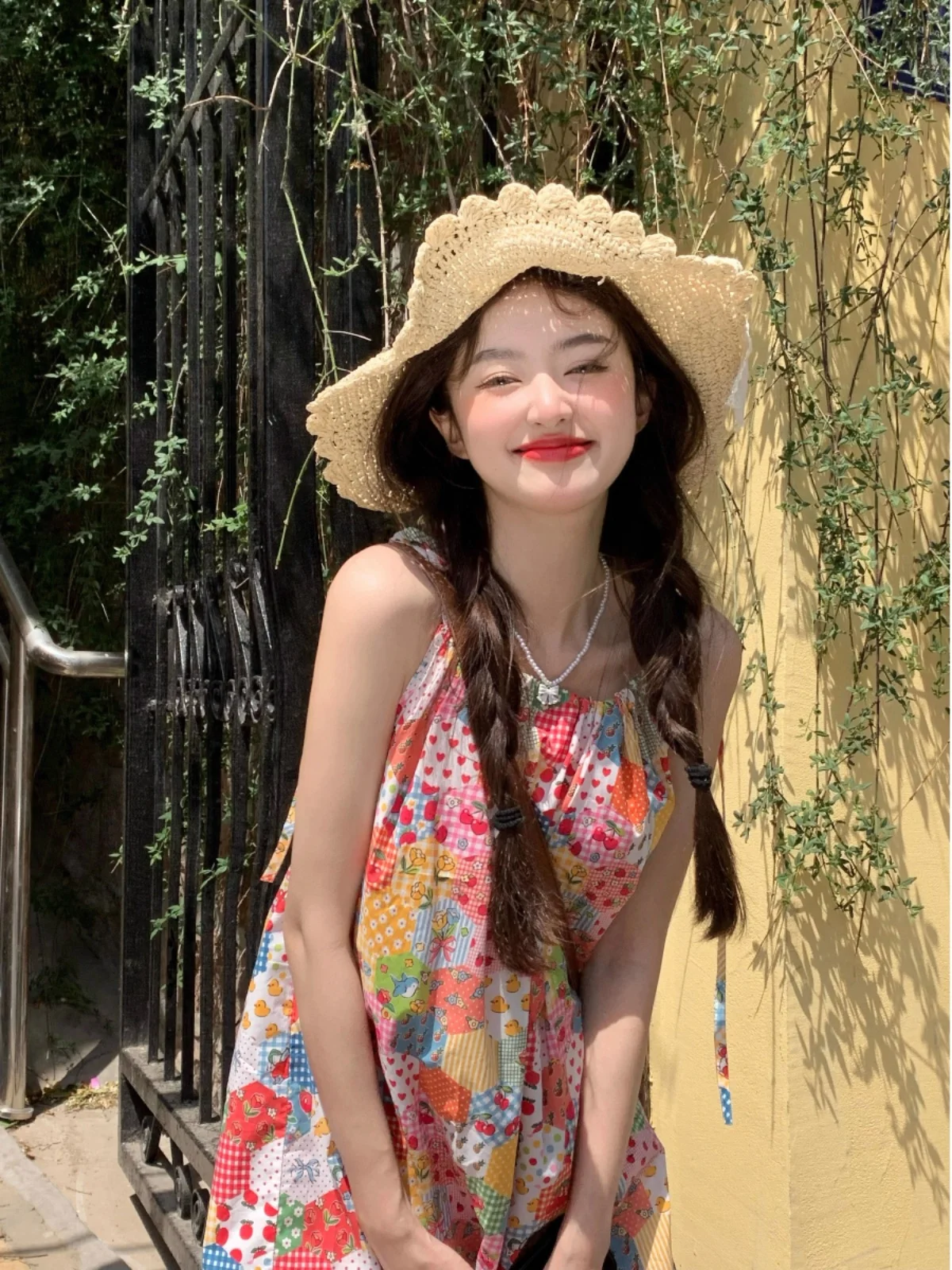 Женское платье на бретельках с цветочным принтом