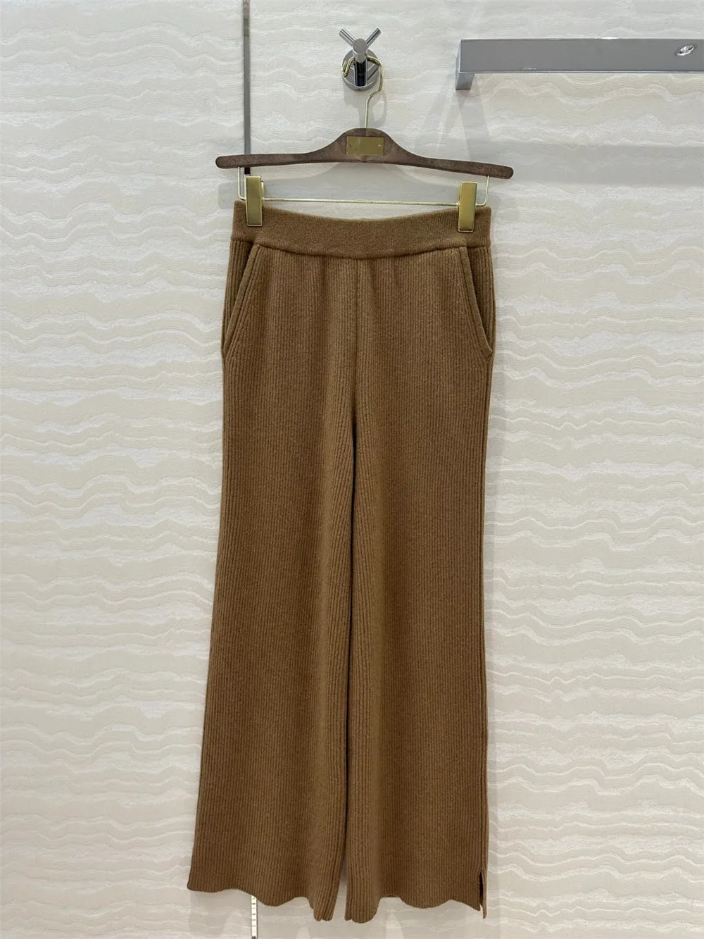 Свитер-пуловер с лацканами на молнии + прямые широкие брюки высокой талией