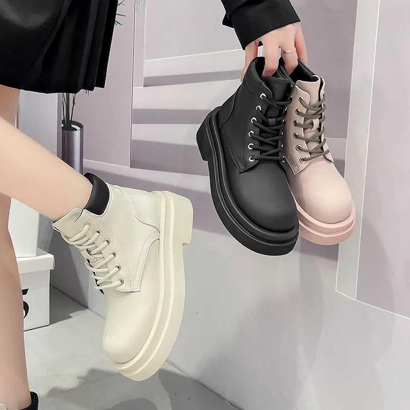 

Модные Нескользящие женские короткие сапоги на толстой подошве, с большой головой, на шнуровке, в английском стиле, красные, розовые, на осен...