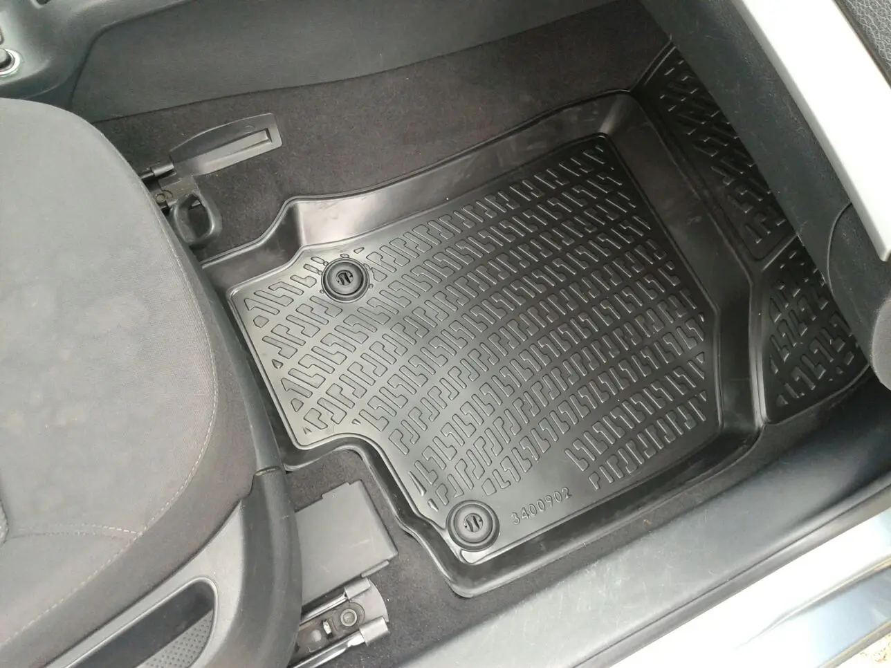 Набор из резины для Volkswagen Touran 2009 Модель 4D. Изготовленные на заказ коврики