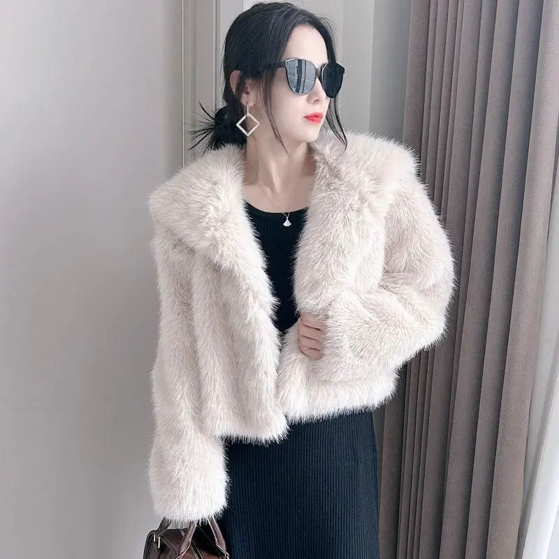 Осенне-зимнее короткое пальто с искусственным лисьим волосом