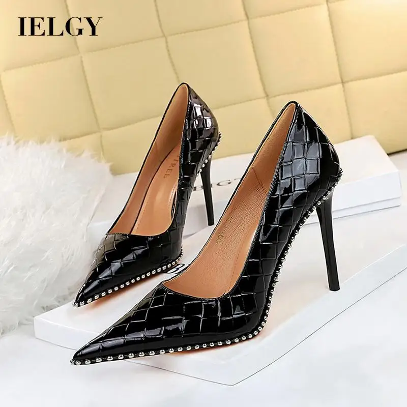 

IELGY retro high heels women's shallow mouth pointed metal chain rivets