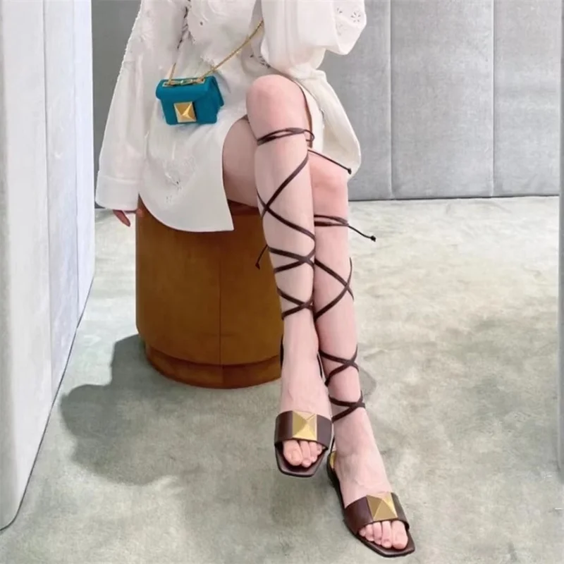 

2022 New Summer Luxury Golden Rivet Straps Flat Sandals Around Open Toe Travel Seaside Beach Women's Roman Shoes