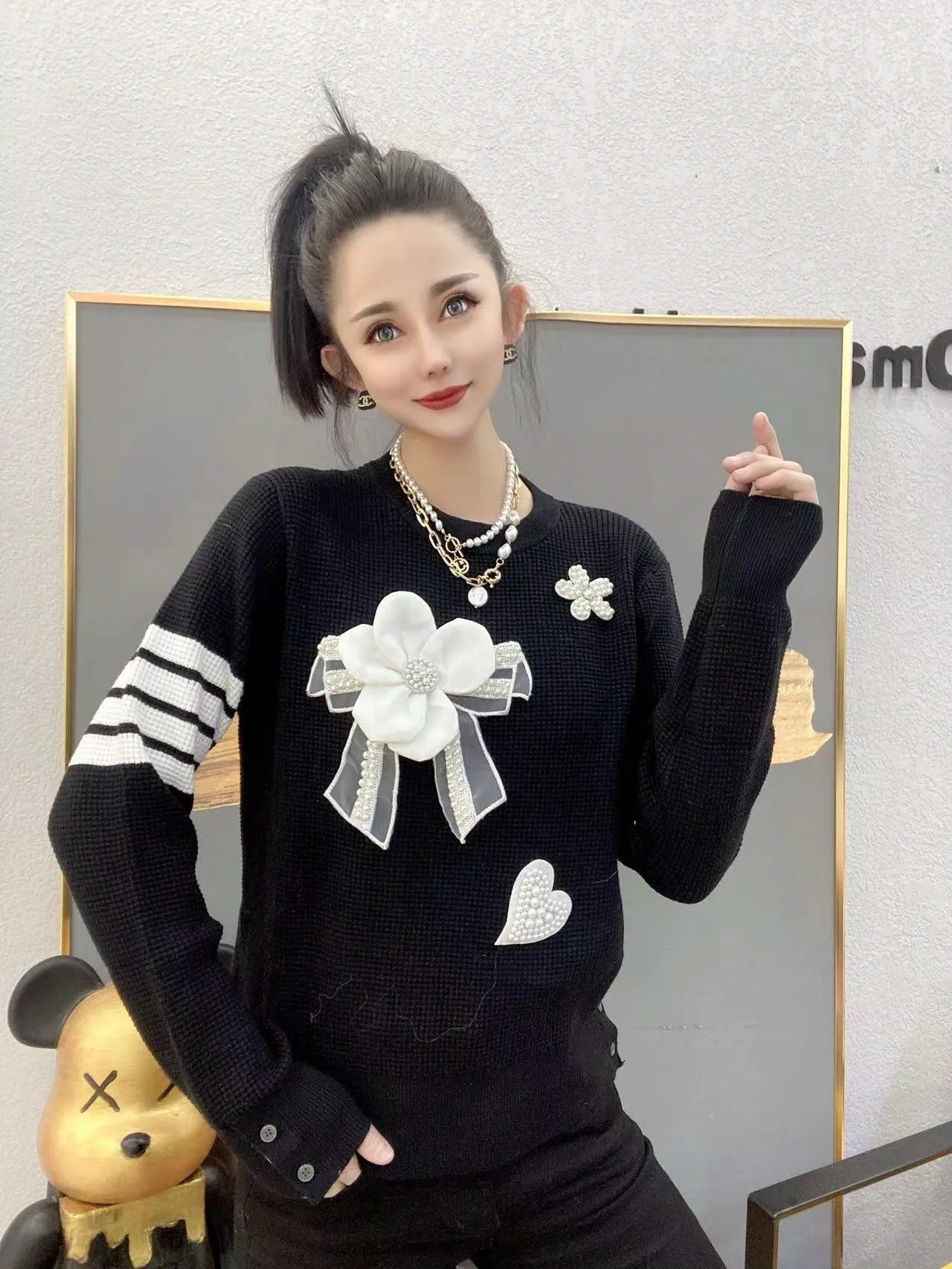 

2022 winter new women's black round neck stitching striped three-dimensional flower long-sleeved shirt sweater 1226