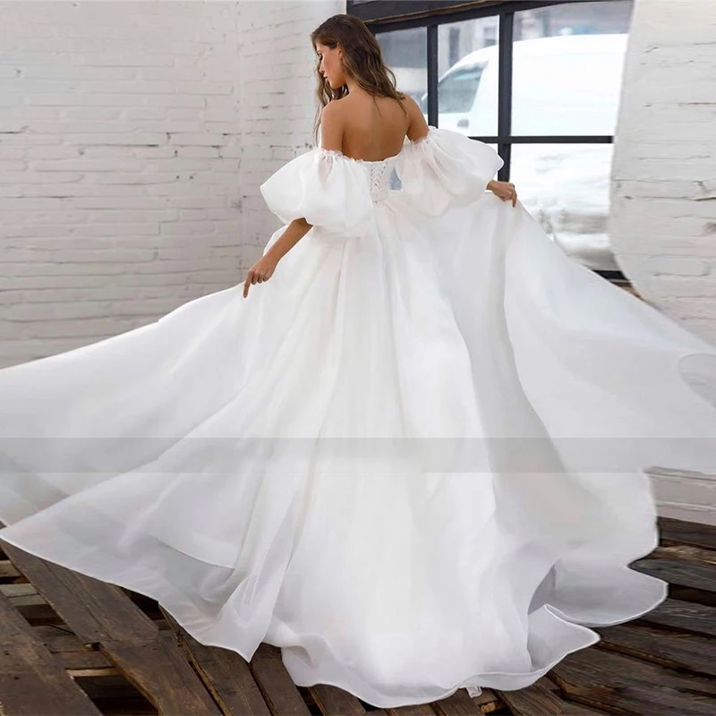 Белое свадебное платье с пышными короткими рукавами и завязками на спине |