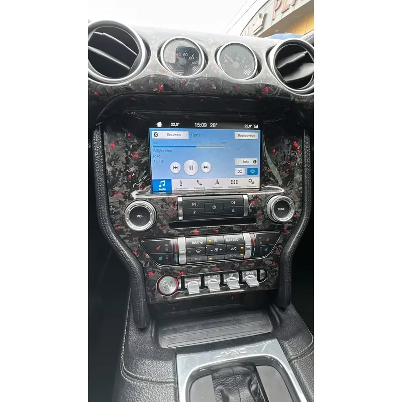 Фото Для Ford Mustang GT 2015-2023 Полный комплект из кованого карбона с красными вкраплениями: панель приборов, центральная консоль, дверные панели, вентиляционные отверстия. №3